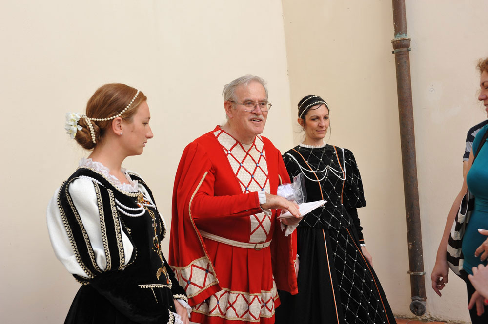 “Una Giornata nella Storia”, Palazzo Mediceo, Seravezza - Alcuni momenti della caccia al tesoro e dello spettacolo degli sbandieratori (©Emma Leonardi)