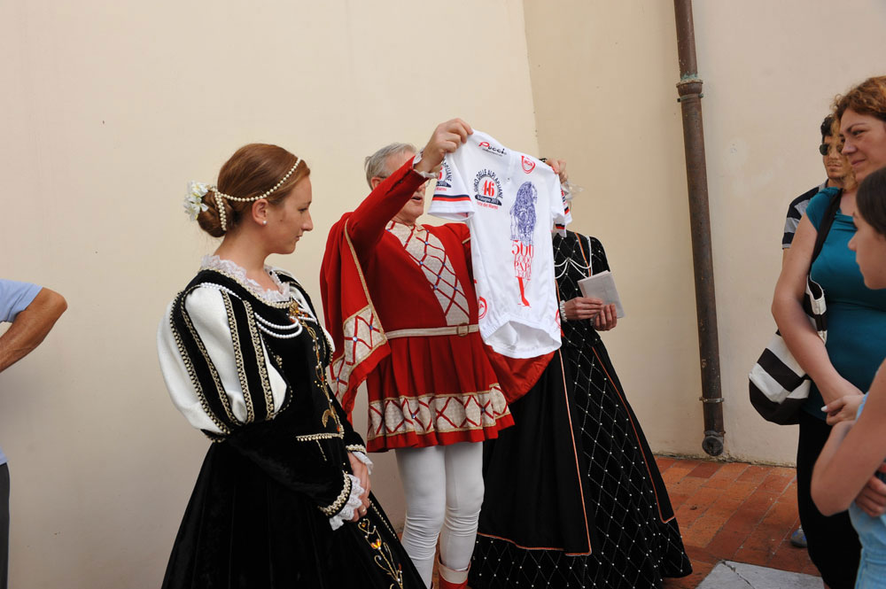 “Una Giornata nella Storia”, Palazzo Mediceo, Seravezza - Alcuni momenti della caccia al tesoro e dello spettacolo degli sbandieratori (©Emma Leonardi)