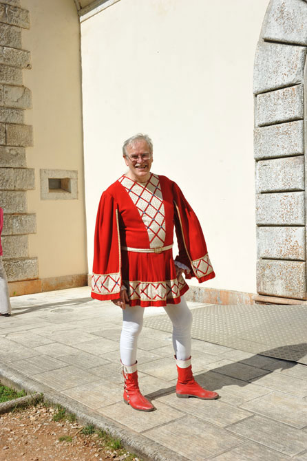 “Una Giornata nella Storia”, Palazzo Mediceo, Seravezza - Alcuni momenti della caccia al tesoro e dello spettacolo degli sbandieratori (©Emma Leonardi)