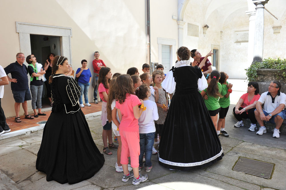 “Una Giornata nella Storia”, Palazzo Mediceo, Seravezza - Alcuni momenti della caccia al tesoro e dello spettacolo degli sbandieratori (©Emma Leonardi)