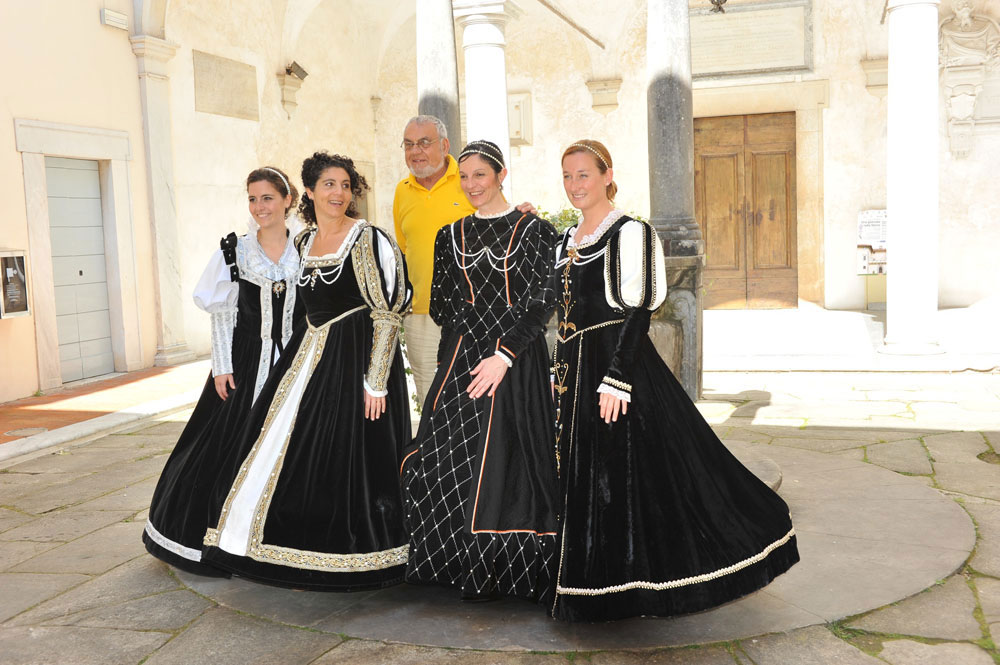 “Una Giornata nella Storia”, Palazzo Mediceo, Seravezza - Alcuni momenti della caccia al tesoro e dello spettacolo degli sbandieratori (©Emma Leonardi)