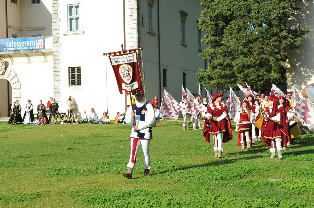 “Una Giornata nella Storia”, Palazzo Mediceo, Seravezza - Alcuni momenti della caccia al tesoro e dello spettacolo degli sbandieratori (©Emma Leonardi)