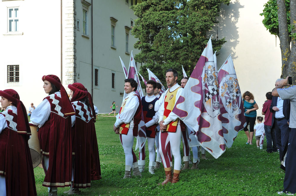 “Una Giornata nella Storia”, Palazzo Mediceo, Seravezza - Alcuni momenti della caccia al tesoro e dello spettacolo degli sbandieratori (©Emma Leonardi)