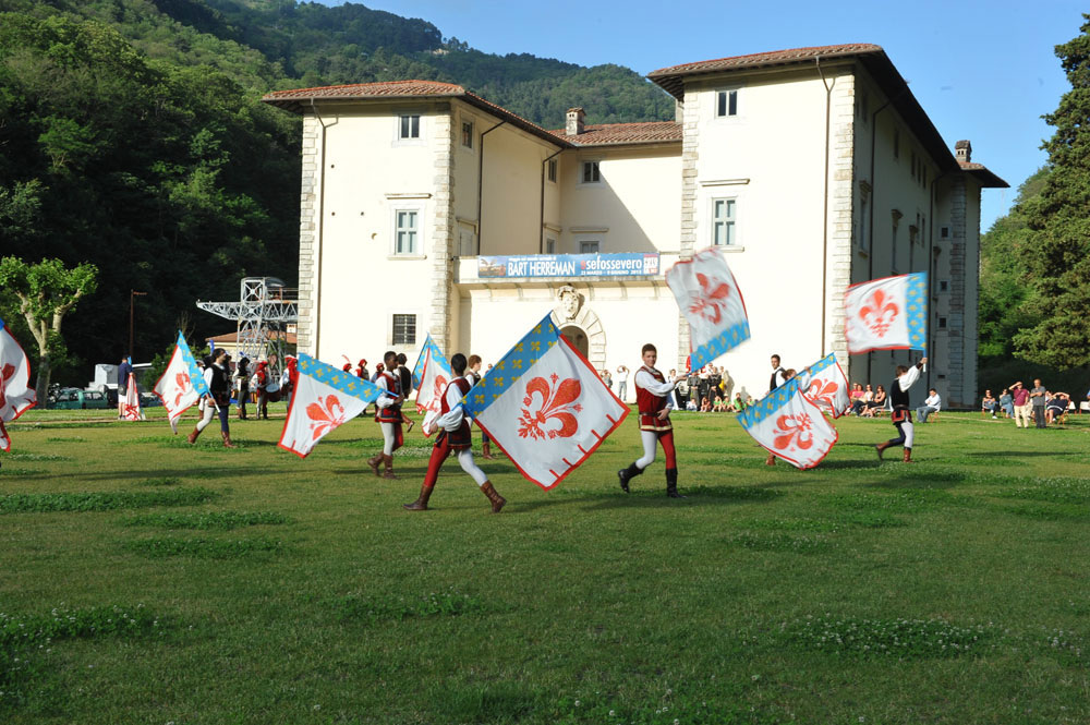 “Una Giornata nella Storia”, Palazzo Mediceo, Seravezza - Alcuni momenti della caccia al tesoro e dello spettacolo degli sbandieratori (©Emma Leonardi)