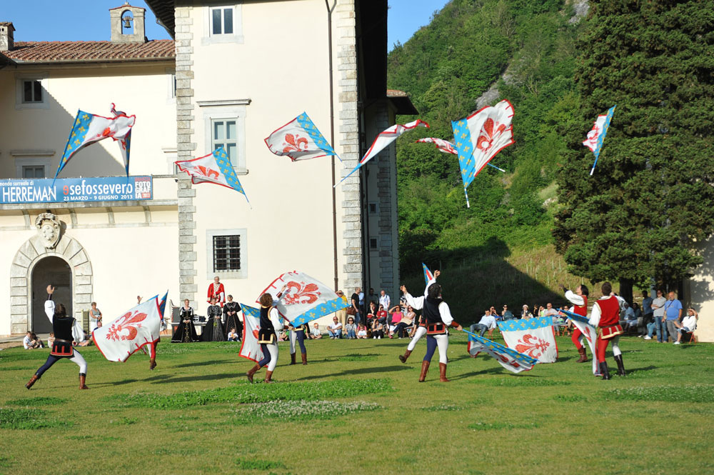 “Una Giornata nella Storia”, Palazzo Mediceo, Seravezza - Alcuni momenti della caccia al tesoro e dello spettacolo degli sbandieratori (©Emma Leonardi)