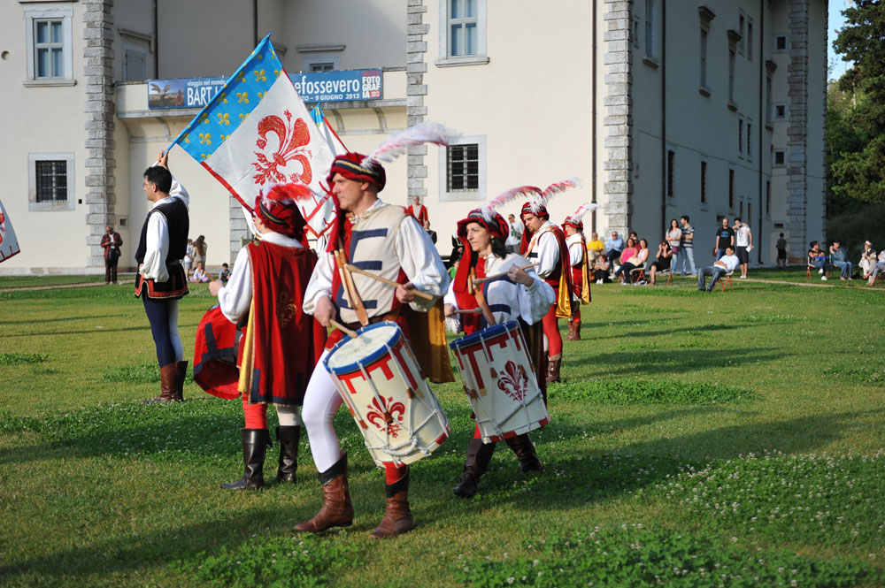 “Una Giornata nella Storia”, Palazzo Mediceo, Seravezza - Alcuni momenti della caccia al tesoro e dello spettacolo degli sbandieratori (©Emma Leonardi)