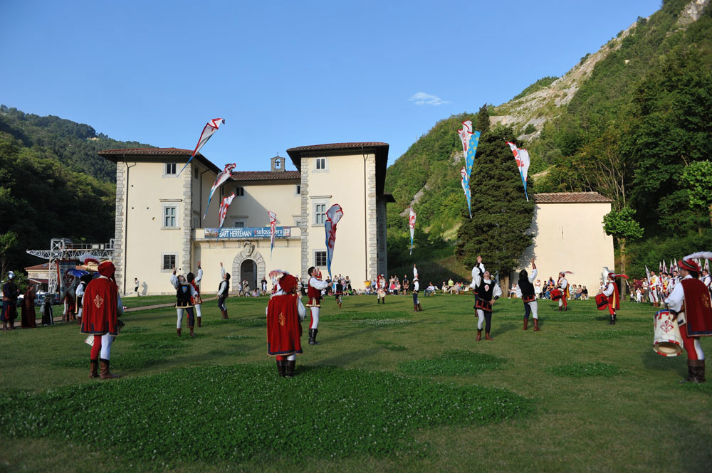 “Una Giornata nella Storia”, Palazzo Mediceo, Seravezza - Alcuni momenti della caccia al tesoro e dello spettacolo degli sbandieratori (©Emma Leonardi)