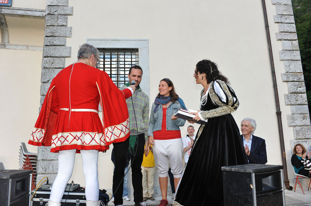 “Una Giornata nella Storia”, Palazzo Mediceo, Seravezza - Alcuni momenti della caccia al tesoro e dello spettacolo degli sbandieratori (©Emma Leonardi)