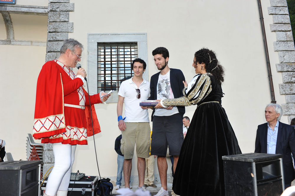 “Una Giornata nella Storia”, Palazzo Mediceo, Seravezza - Alcuni momenti della caccia al tesoro e dello spettacolo degli sbandieratori (©Emma Leonardi)