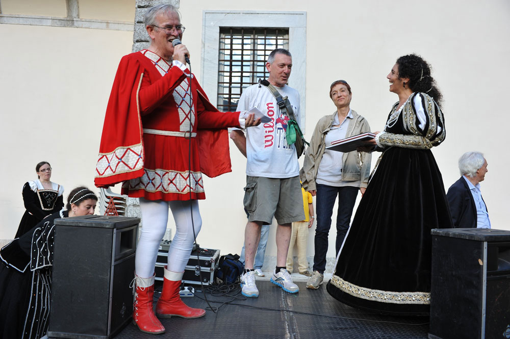 “Una Giornata nella Storia”, Palazzo Mediceo, Seravezza - Alcuni momenti della caccia al tesoro e dello spettacolo degli sbandieratori (©Emma Leonardi)