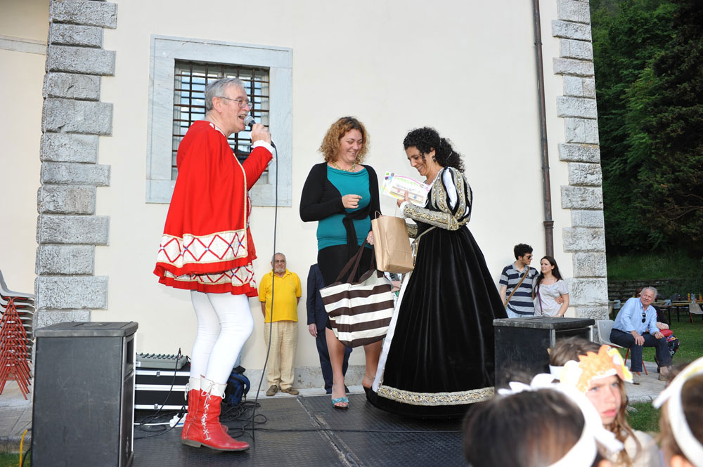 “Una Giornata nella Storia”, Palazzo Mediceo, Seravezza - Alcuni momenti della caccia al tesoro e dello spettacolo degli sbandieratori (©Emma Leonardi)