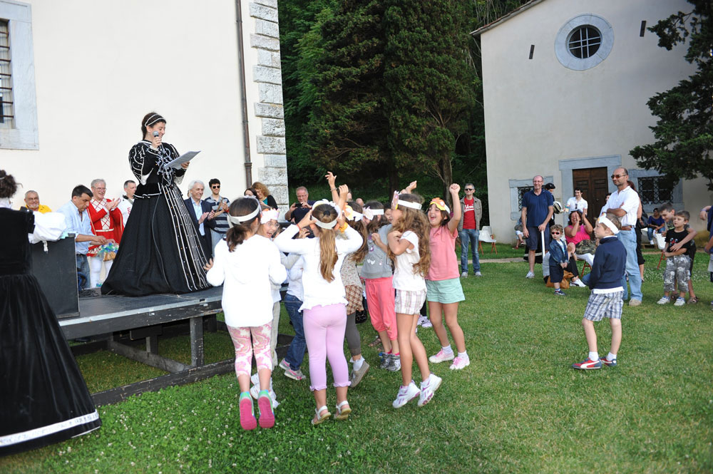 “Una Giornata nella Storia”, Palazzo Mediceo, Seravezza - Alcuni momenti della caccia al tesoro e dello spettacolo degli sbandieratori (©Emma Leonardi)