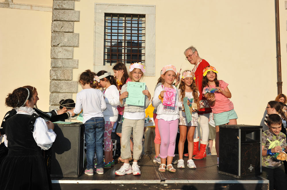 “Una Giornata nella Storia”, Palazzo Mediceo, Seravezza - Alcuni momenti della caccia al tesoro e dello spettacolo degli sbandieratori (©Emma Leonardi)