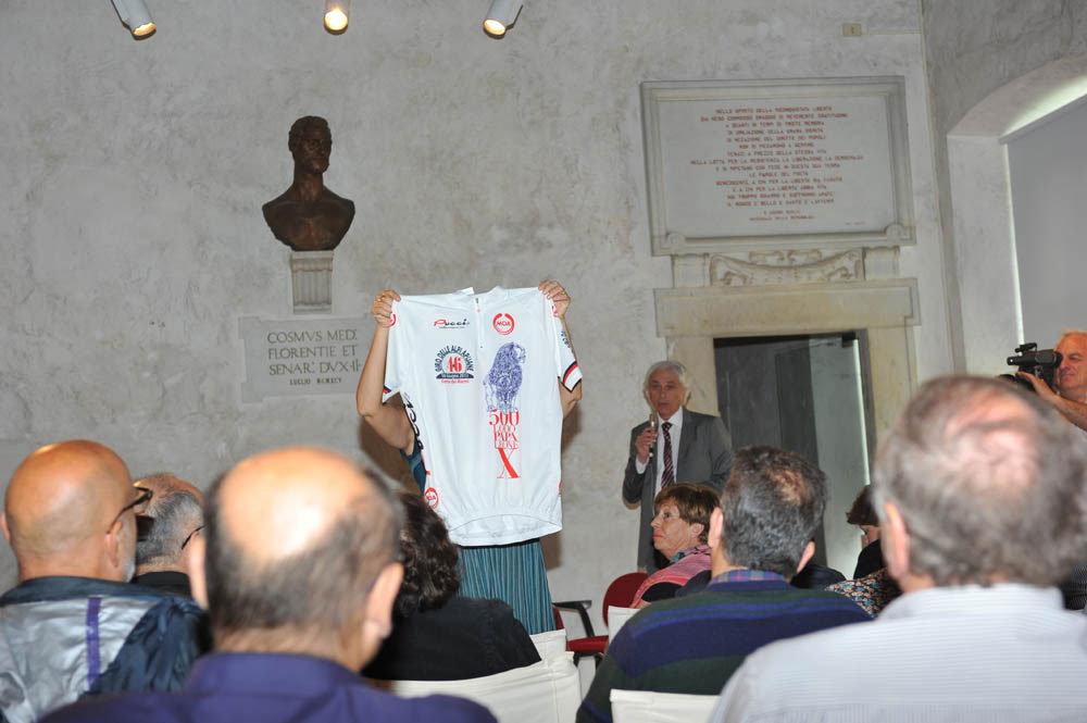 La presentazione della maglia con il logo delle celebrazioni del Lodo di Papa Leone X realizzata in occasione del 46° Giro ciclistico delle Alpi Apuane (©Emma Leonardi)