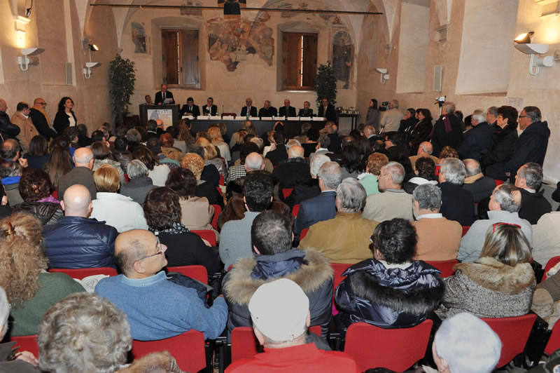 Il Salone dell'Annunziata gremito di persone per l'apertura delle celebrazioni per i 500 anni del Lodo di Papa Leone X<br />(©Emma Leonardi)