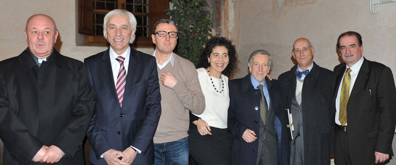 Da sinistra: monsignor Sergio Pagano, Riccardo Tarabella, Stefano Roni, Melania Spampinato, Antonio Romiti, Franco Lencioni (tesoriere Istituto Storico Lucchese), Luigi Santini (©Emma Leonardi)