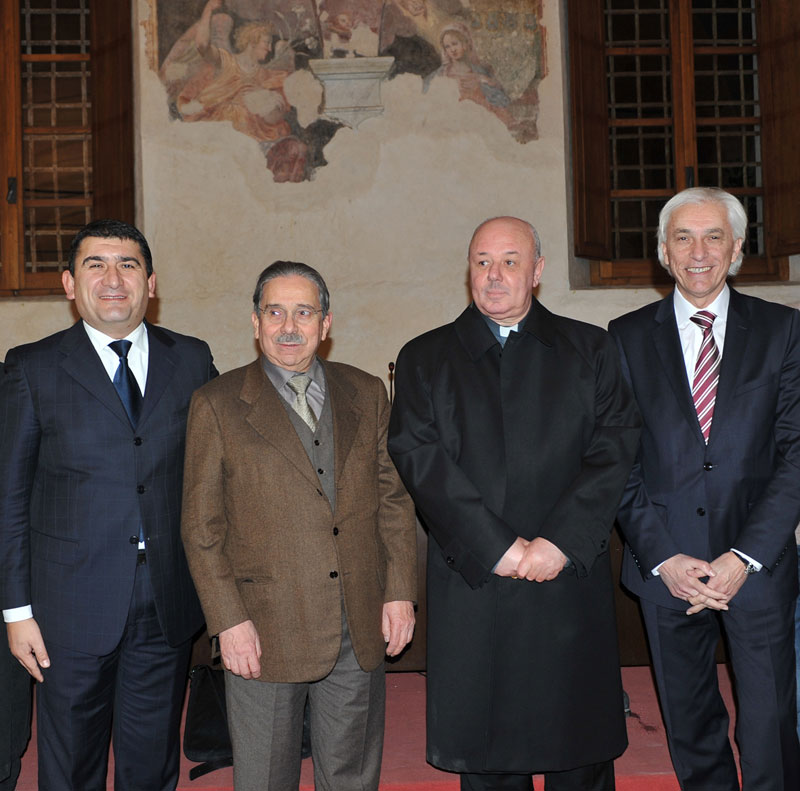 Da sinistra: Michele Silicani, Umberto Guidugli (presidente Banca di Credito Cooperativo Versilia, Lunigiana e Garfagnana), Riccardo Tarabella (©Emma Leonardi)
