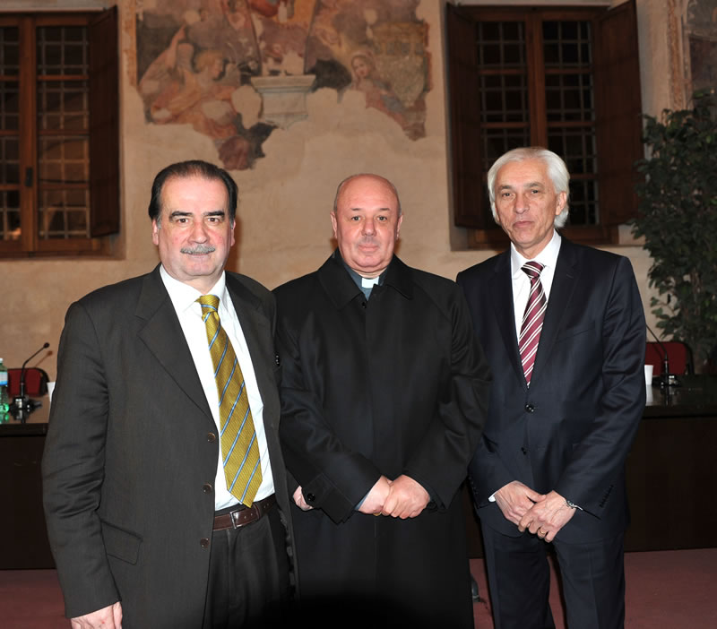 Da sinistra: Luigi Santini, mons. Sergio Pagano, Riccardo Tarabella (©Emma Leonardi)