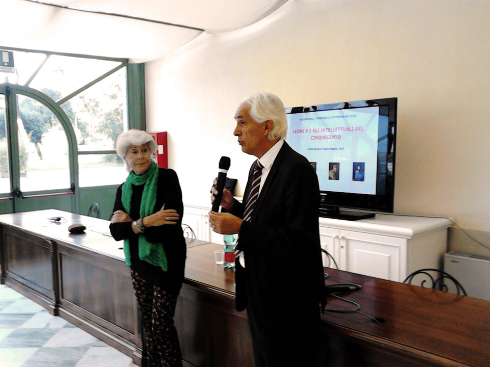 La presidente del Circolo Culturale “Il Magazzino” Annalisa Gai ed il presidente del Comitato delle celebrazioni per i 500 anni del Lodo di Papa Leone X Riccardo Tarabella introducono la conferenza del prof. Pezzica
