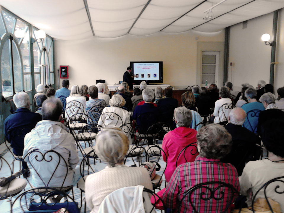 Il prof. Franco Pezzica in un momento della conferenza a Villa Bertelli su “Leone X  gli intellettuali del Cinquecento”
