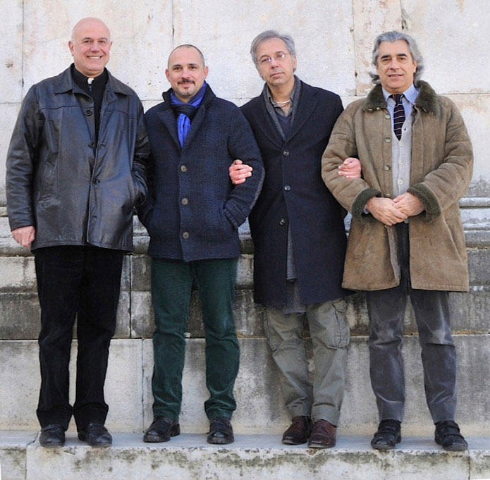 Da sinistra il Proposto del Duomo di San Martino in Pietrasanta Monsignor Stefano D'Atri, l'autore del volume "Michelangelo. Il segreto del Campanile di San Martino" Architetto Enrico Venturini, l'editore Giovanni Bovecchi, il fotografo d'arte Giorgio Cespa