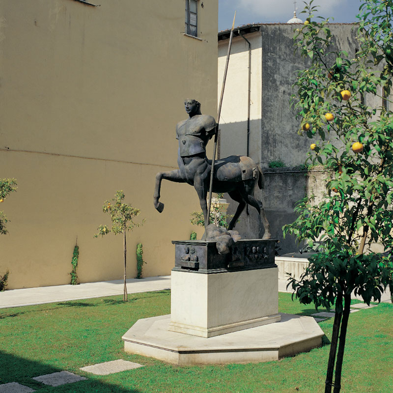 Piazzetta del Centauro a Pietrasanta, opera di Igor Mitoraj (©Erio Forli/Edizioni Monte Altissimo)