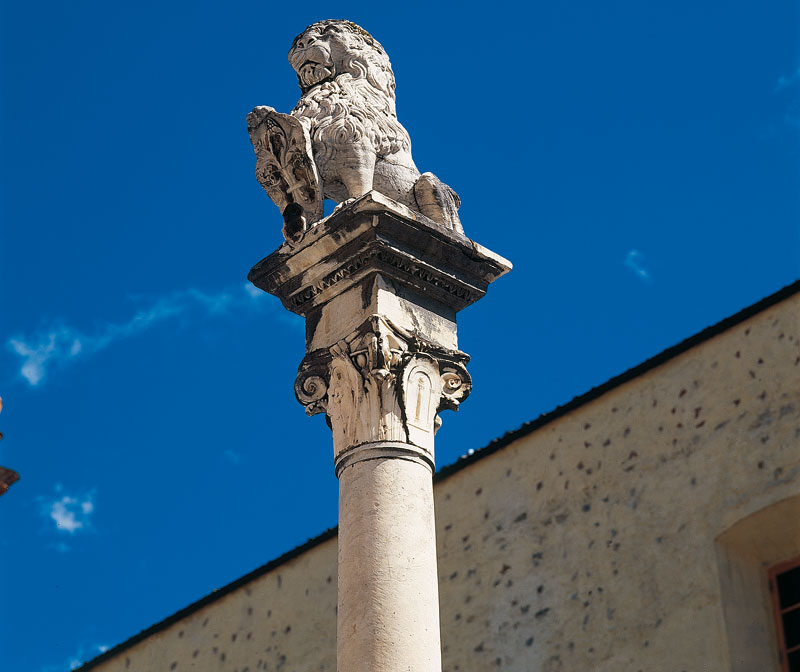 La Colonna del Marzocco in piazza Duomo a Pietrasanta (©Edizioni Monte Altissimo)