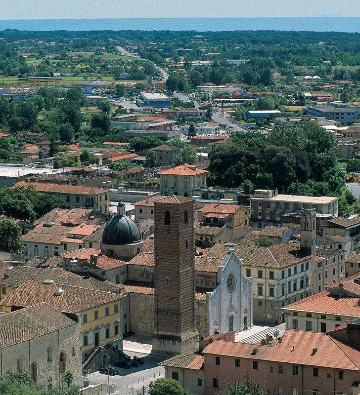 Il duomo di Pietrasanta con il suo tipico campanile in mattoni rossi in uno scorcio del centro antico di Pietrasanta (©Erio Forli/Edizioni Monte Altissimo)