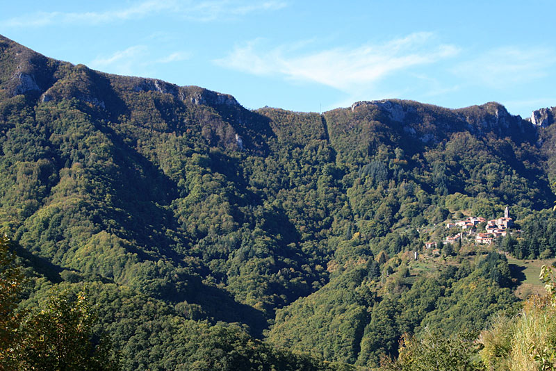 Il paese di Farnocchia (a destra), una delle caratteristiche frazioni di Stazzema, circondato dai boschi dell'Alta Versilia (©Matteo Varisco)