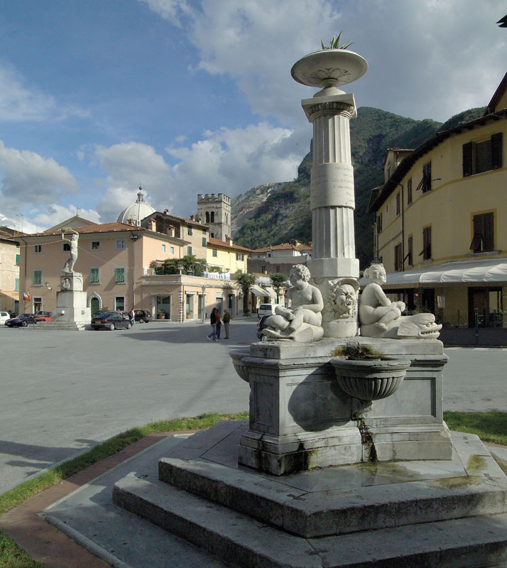 La fontana marmorea di piazza Carducci nel centro storico di Seravezza (©Erio Forli/Edizioni Monte Altissimo)