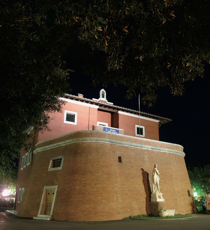 Il settecentesco fortino che si erge al centro dell'abitato di Forte dei Marmi in una suggestiva veduta in notturna (©Federico Neri/Edizioni Monte Altissimo)