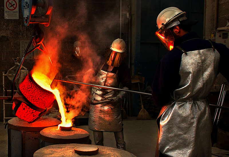 La fusione del bronzo in una fonderia artistica della Versilia (©Erio Forli/Edizioni Monte Altissimo)