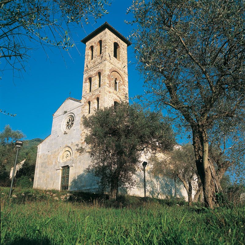 La Pieve di San Giovanni e Santa Felicita a Valdicastello Carducci (©Erio Forli/Edizioni Monte Altissimo)