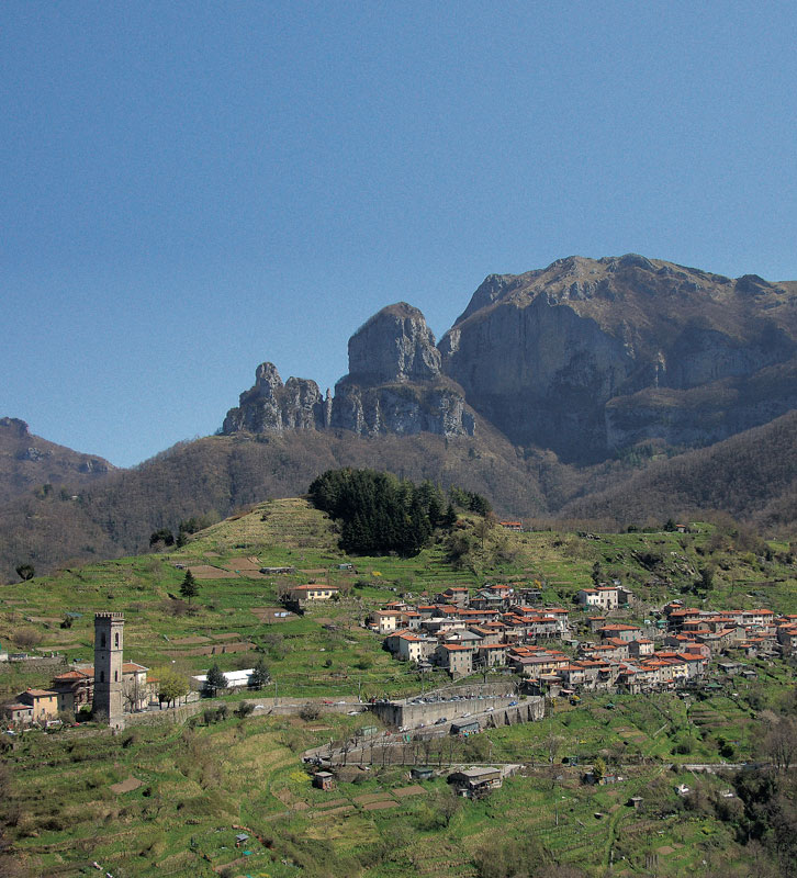 Pomezzana con il gruppo dei monti Procinto e Nona (©Roberto Merlo/Edizioni Monte Altissimo)