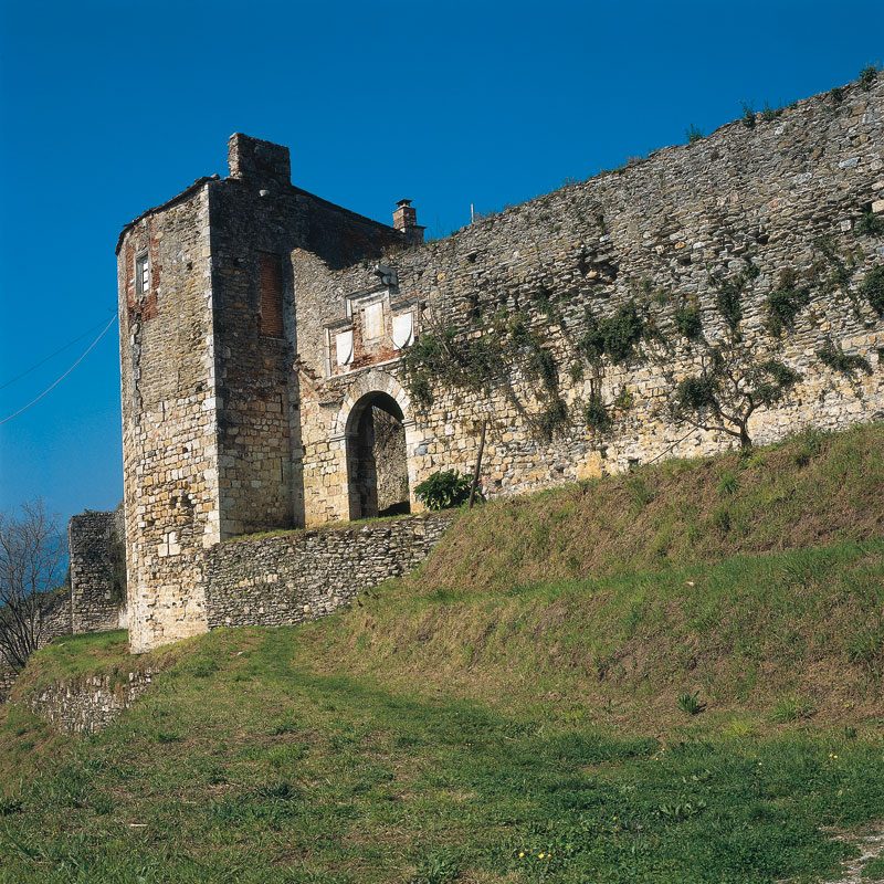 Antemurale della Rocca di Sala a Pietrasanta (©Erio Forli/Edizioni Monte Altissimo)