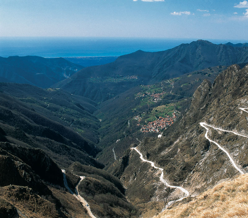 Panorama dalla via delle Volte con i paesi di Levigliani, Terrinca e Basati (©Erio Forli/Edizioni Monte Altissimo)
