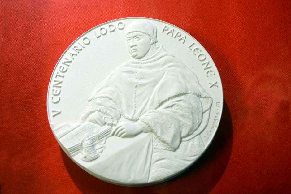 La riproduzione in gesso della medaglia celebrativa per i 500 anni del Lodo di Papa Leone X<br />(©Emma Leonardi)