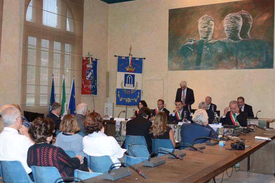 Riccardo Tarabella introduce la cerimonia nella sala consiliare del Municipio di Pietrasanta (©Emma Leonardi)