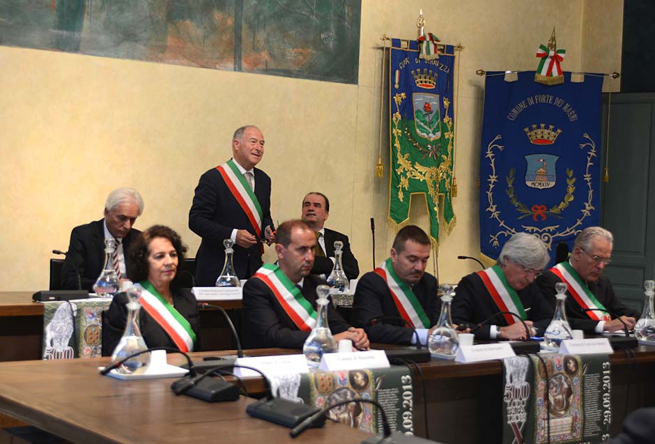 L'intervento del sindaco di Pietrasanta Domenico Lombardi in rappresentanza anche dei colleghi sindaci di Forte dei Marmi, Seravezza e Stazzema (©Emma Leonardi)