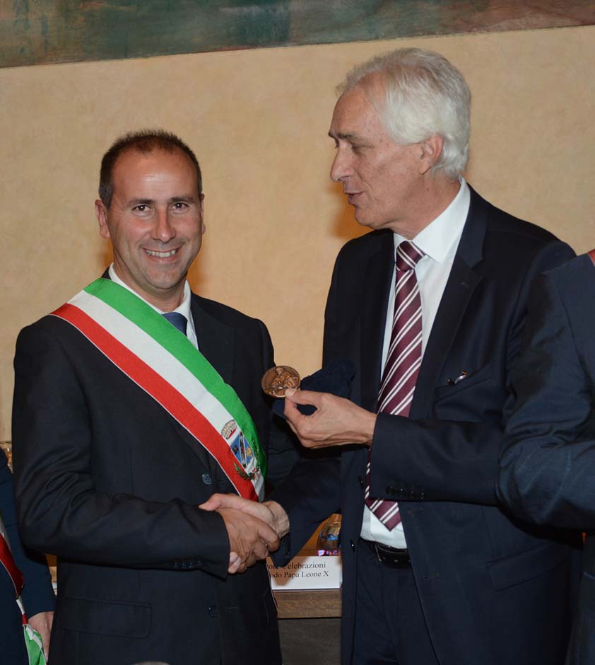 Il vicesindaco di Stazzema Maurizio Verona riceve la medaglia celebrativa dalle mani di Riccardo Tarabella (©Emma Leonardi)