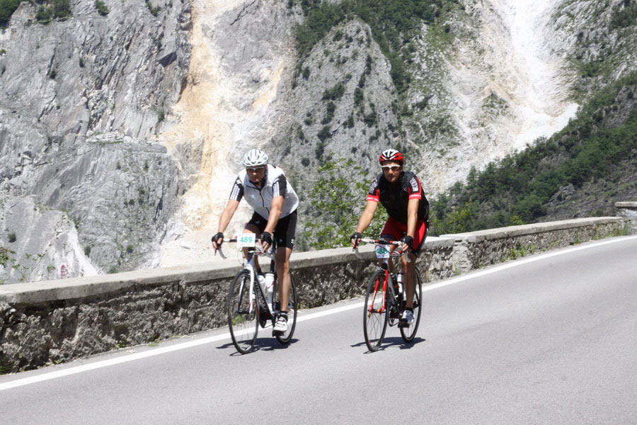 Il passaggio dei ciclisti alle cave di marmo sulle Apuane