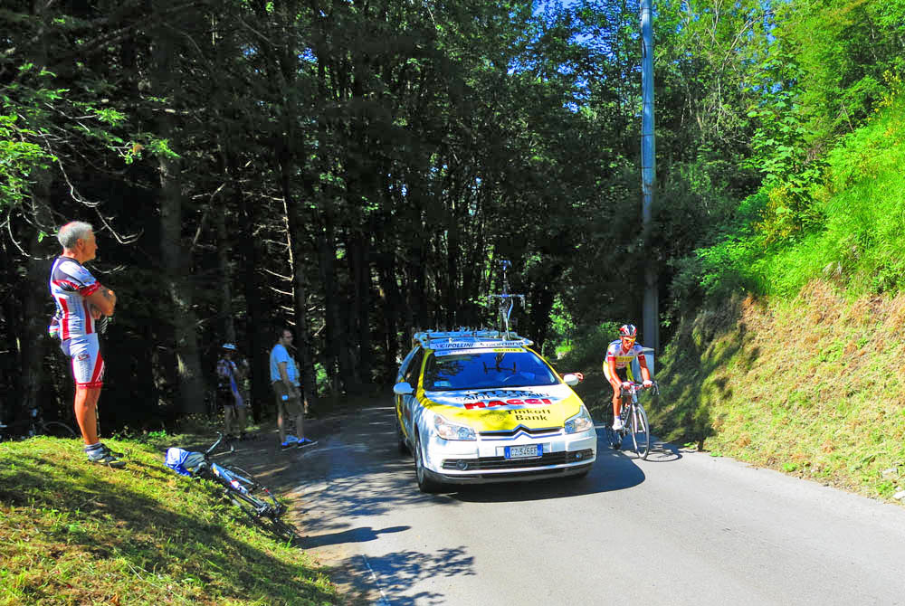 Un momento della competizione sulle strade della montagna apuo-versiliese