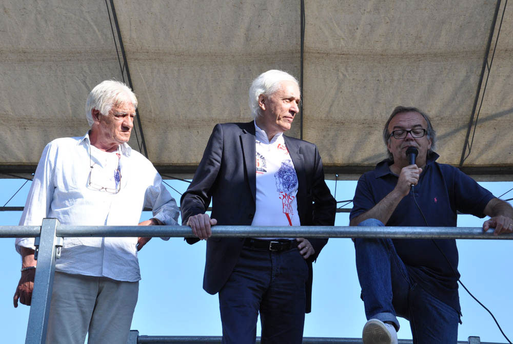 Il presidente del comitato promotore per le celebrazioni del Lodo di Papa Leone X Riccardo Tarabella sul palco con gli organizzatori del 46° Giro delle Alpi Apuane