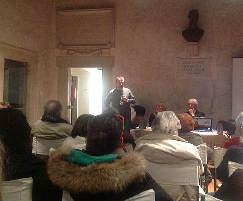 Il sindaco di Seravezza Ettore Neri porta il saluto dell'amministrazione comunale (©Michela Corsini)