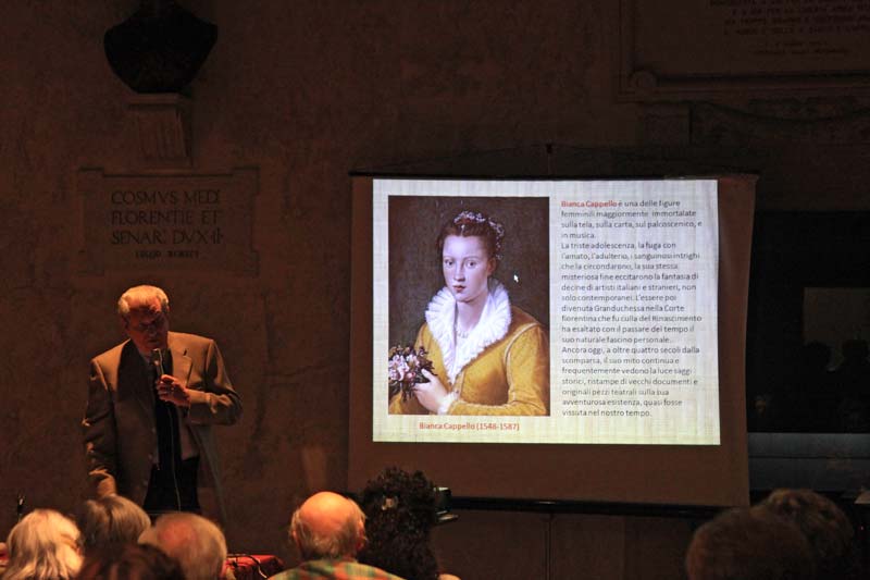 Un altro momento della conferenza del prof. Renato Bonuccelli dedicata a Bianca Cappello e Maria Cristina di Lorena, due Granduchesse di Toscana a Seravezza (Matteo Varisco)