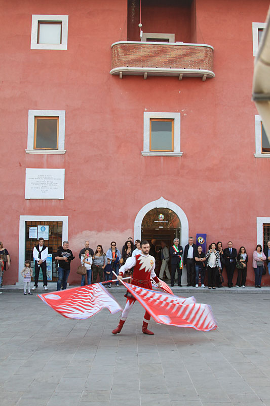 Alcuni momenti dell'esibizione degli sbandieratori a “Futuriamo” nella piazza di fronte al Fortino di Forte dei Marmi (©Matteo Varisco)