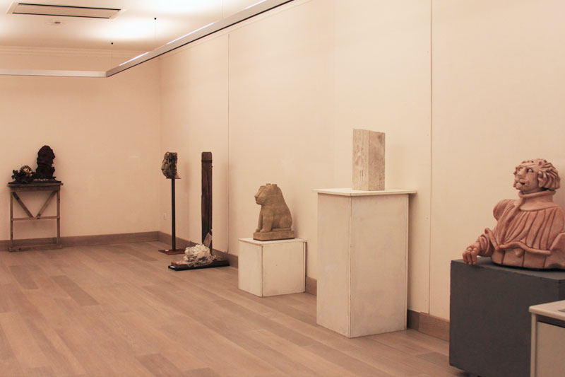 Alcuni scatti della sala di Villa Bertelli dove sono esposte le opere della mostra “Il Leone e i suoi simboli” (@Matteo Varisco)