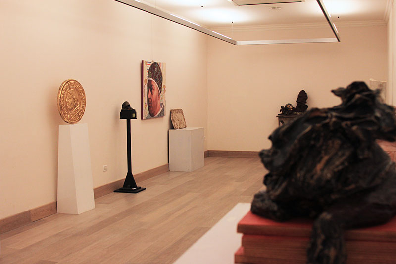 Alcuni scatti della sala di Villa Bertelli dove sono esposte le opere della mostra “Il Leone e i suoi simboli” (@Matteo Varisco)
