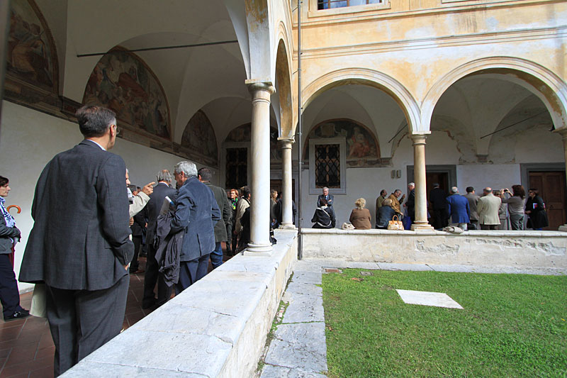 Alcuni momenti dell'inaugurazione della mostra “Imago Versiliae. 1513-2013. Tesori d'archivio. Manoscritti e mappe del Capitanato dall'Archivio Storico Comunale di Pietrasanta” nel Chiostro di Sant'Agostino a Pietrasanta. (©Matteo Varisco)