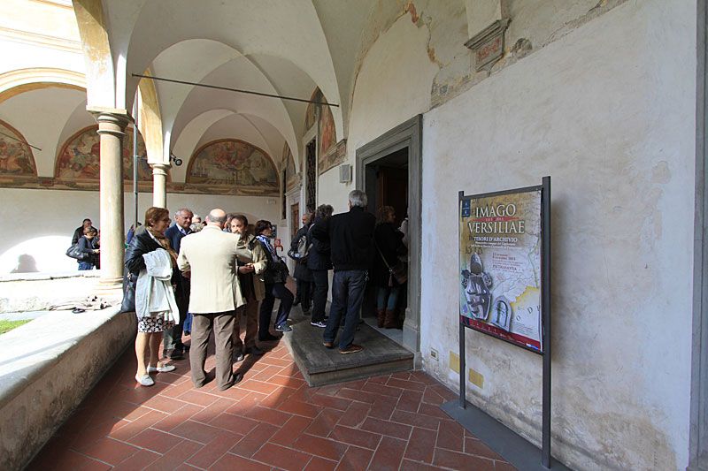 Alcuni momenti dell'inaugurazione della mostra “Imago Versiliae. 1513-2013. Tesori d'archivio. Manoscritti e mappe del Capitanato dall'Archivio Storico Comunale di Pietrasanta” nel Chiostro di Sant'Agostino a Pietrasanta. (©Matteo Varisco)